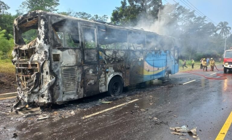 Bus Seharga Rp 500 juta Ludes Terbakar di Salatiga 