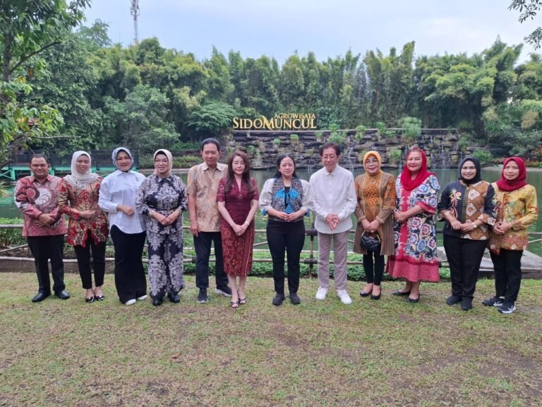 Kunjungi Pabrik Sido Muncul, Puan Komitmen Turut Lestarikan Jamu