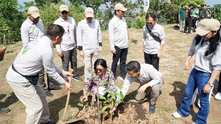 Rektor dan Mahasiswa UKSW Salatiga Tanam 500 Bibit Pohon bersama BLDF