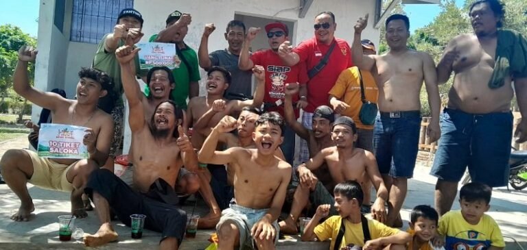 Keseruan Lomba Panjat Pinang di Wisata Saloka, Warga Tuntang Terhibur dan Senang