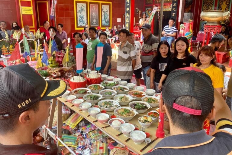 Umat Tionghoa Sembahyang ‘Rebutan’ Ulambana di Klenteng Hoo Hok Bio