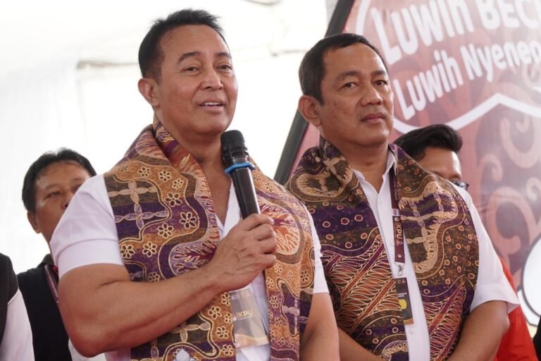 Ribuan Kader Banteng dan Relawan Iringi Pendaftaran Andika – Hendi