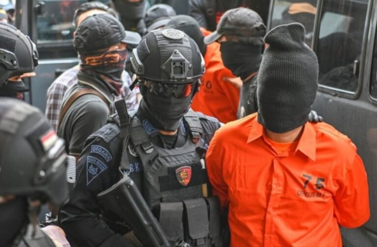 Densus 88 Amankan Terduga Teroris di Stasiun Balapan Solo
