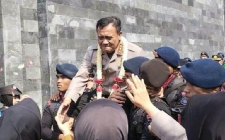 Suasana Haru Iringi Perpisahan Mantan Kapolda Jateng Komjen Pol Ahmad Lutfhi 