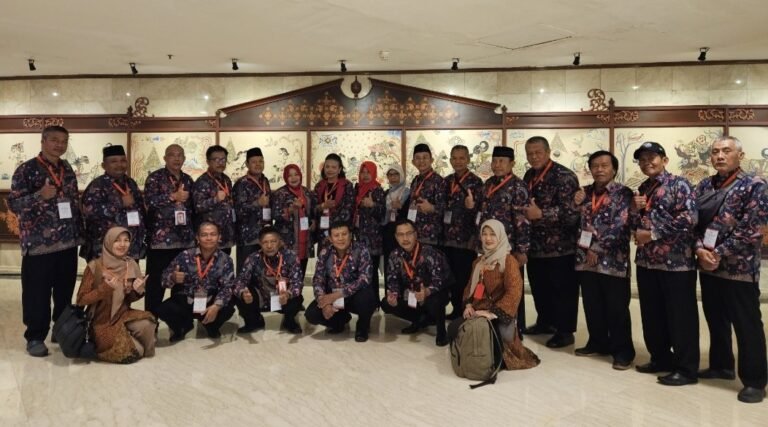 30 Pendonor 100 Kali Asal Surakarta Terima Satya Lencana Kebaktian Sosial dari Presiden