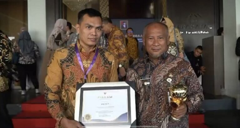 Pj Bupati Pati Terima UHC Awards 2024
