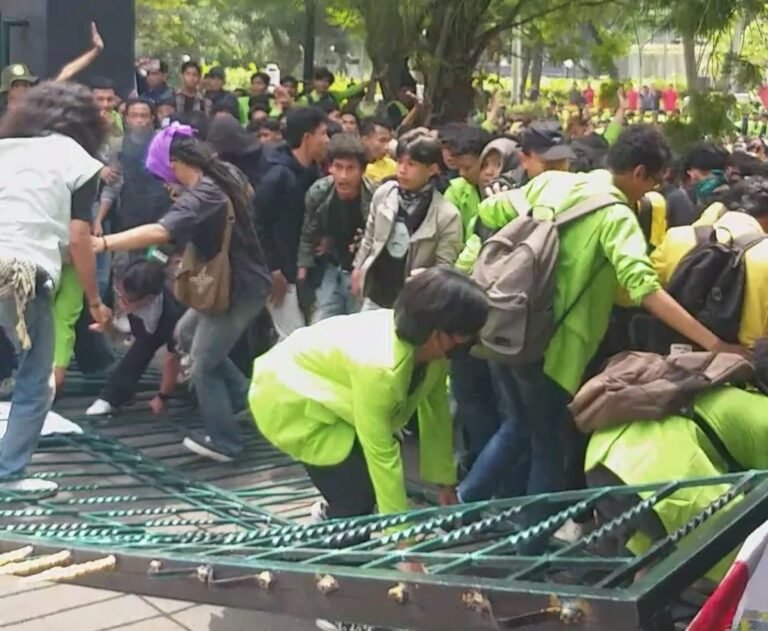 Pagar DPRD Jateng Sudah Dijebol Ribuan Mahasiswa