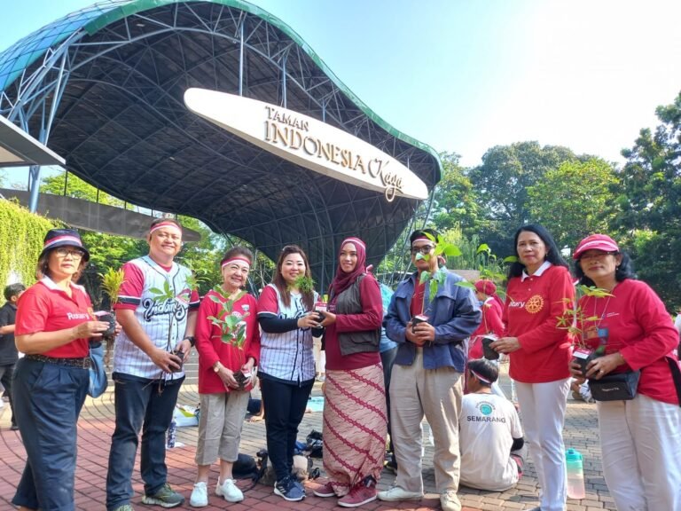 Rotary Clubs Gelar Gerakan Merah Putih Bersih di Semarang