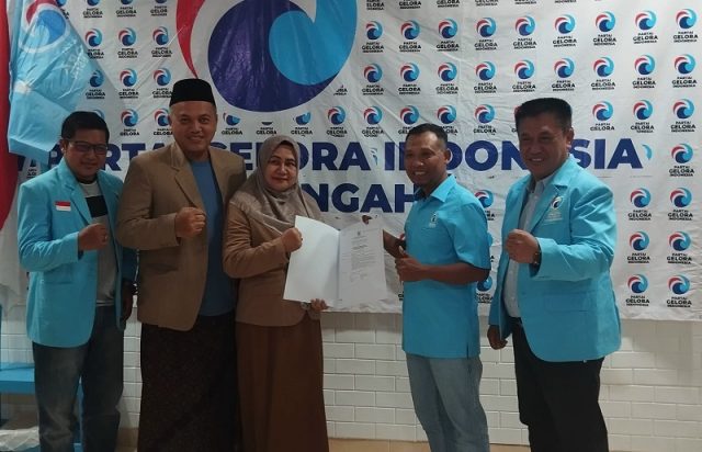 REKOMENDASI: Ketua DPW Partai Gelora Jateng Ahmadi didampingi Ketua DPD Partai Gelora Kabupaten Semarang Nurdin Makruf menyerahkan surat rekomendasi diterima Calon Wakil Bupati Hj Nur Arifah didampingi suami di kantor DPW Partai Gelora. FOTO:IST/DOK. DPD PARTAI GELORA