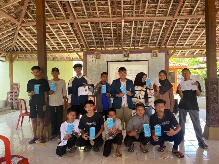 Gerakan Anti Pinjol: Mahasiswa KKN Tim II Universitas Diponegoro 2023/2024 Berikan Edukasi Bahaya Pinjaman Online bagi Warga Desa Bawu