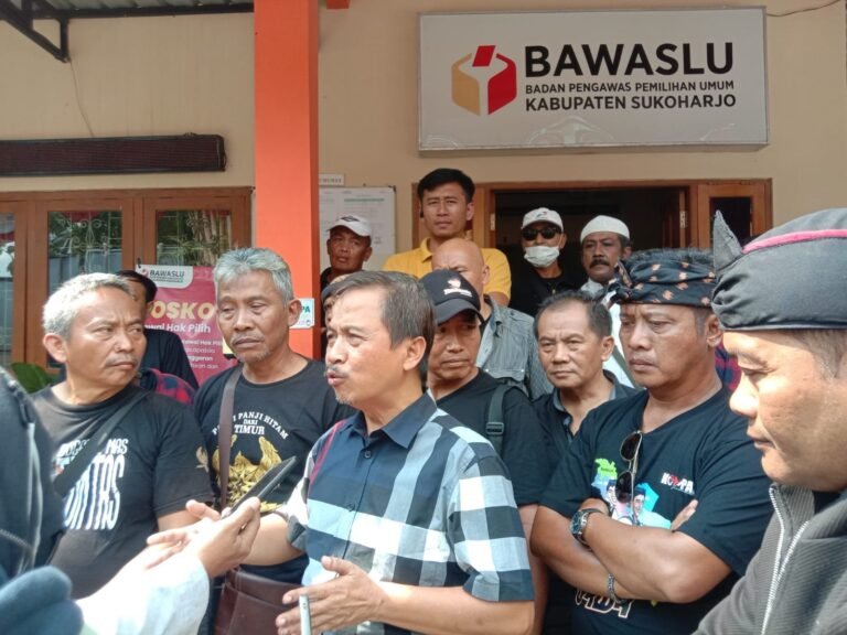 Massa Pendukung Tuntas – Djayendra Duduki Kantor Bawaslu Sukoharjo
