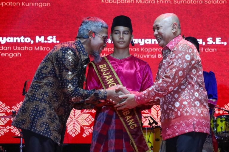 Aktif Majukan UKM, Sekda Jateng Terima Penghargaan Tanda Jasa Bakti Koperasi dan UKM RI