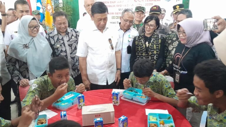 Wiranto Uji Coba Makan Bergizi Gratis di Salatiga