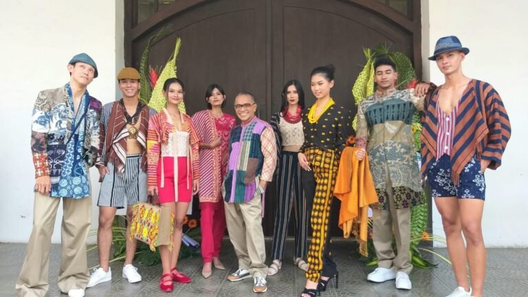 Samual Wattimena Tampilkan Delapan Kreasi Busana Batik Karya Terbaru