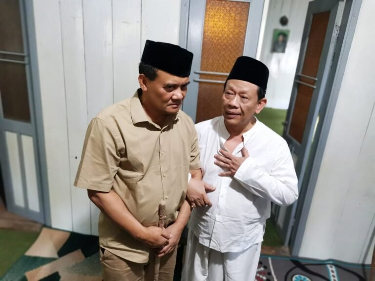 Mbah Munif Berikan Tongkat Minta Ahmad Luthfi Tebar Senyum ke Masyarakat