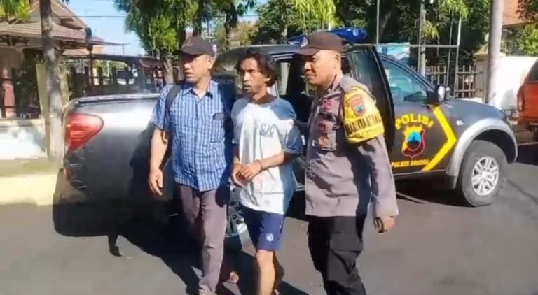 Pimpin Sholat Subuh Leher Imam Masjid Ditebas