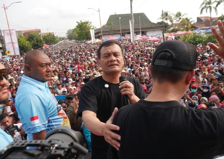 Belasan Ribu Tumplek Jalan Sehat Bareng Ahmad Luthfi