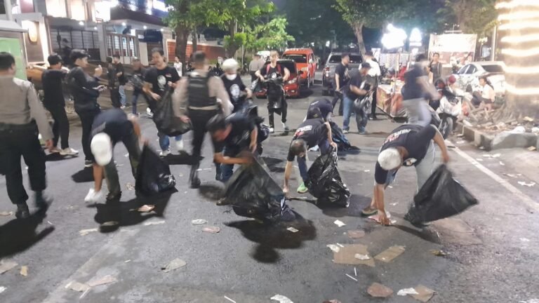 Relawan Alap-alap Jokowi Bersihkan Sampah Usai Pengundian Nomor Urut Paslon di KPU Jateng
