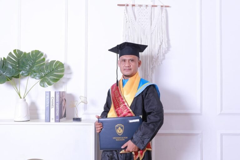 Berkat Si Deski,Tukijo Raih Lulusan Terbaik Caumlaude