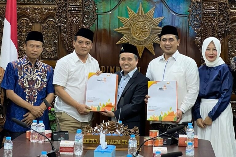 Momen Taj Yasin Ngangkring Dekat Kantor Muhammadiyah, Warga Berebut Swafoto dan Salaman