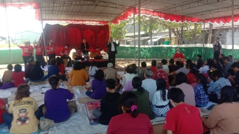 Berjuang 11 Tahun Ijin Belum Keluar Jemaat Gereja Ibadah di Bawah Tenda