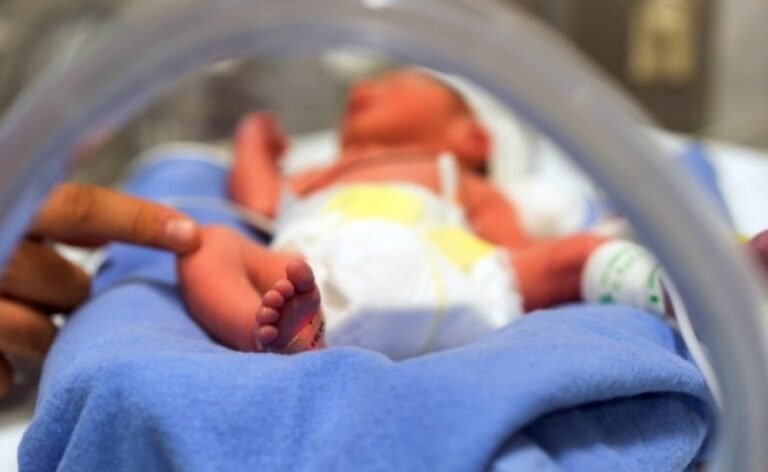 Bayi Perempuan Imut Dibuang di Teras Rumah