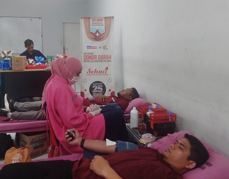Hari Palang Merah Indonesia Alfamart Gelar Donor Darah