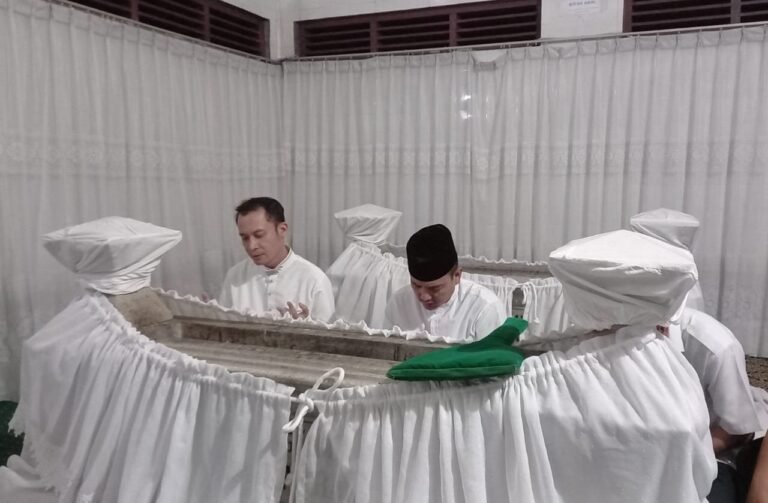 Yoyok Sukawi dan Joko Santoso Ziarah ke Makam Sunan Pandanaran Semarang