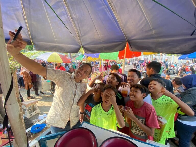 Momen Yoyok Borong Dagangan PKL dan Sajikan untuk Anak-anak di Pasar Tumpah Jatidiri