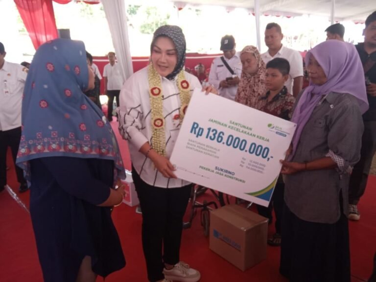 Bupati Klaten Serahkan Santunan JKK BPJS Ketenagakerjaan
