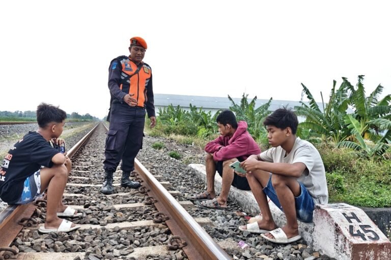 Demi Keselamatan Bersama, KAI Tegas Larang Masyarakat Aktivitas di Jalur Kereta Api