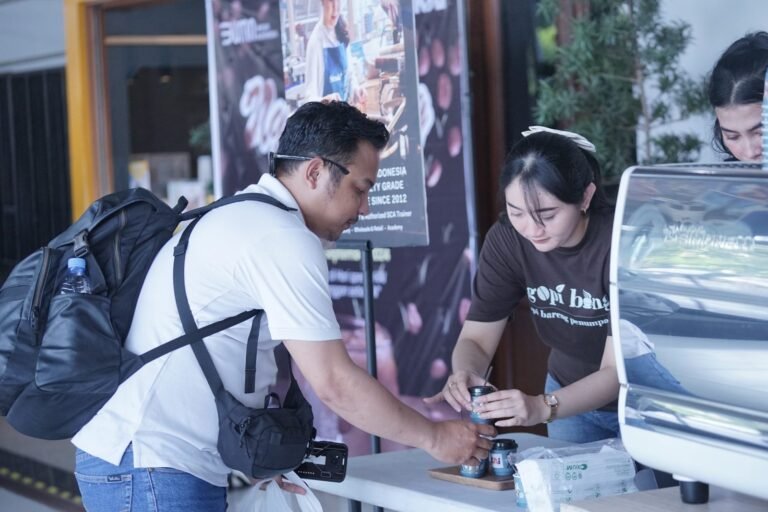 KAI Daop 4 Semarang Bagikan Ribuan Cup Kopi Gratis