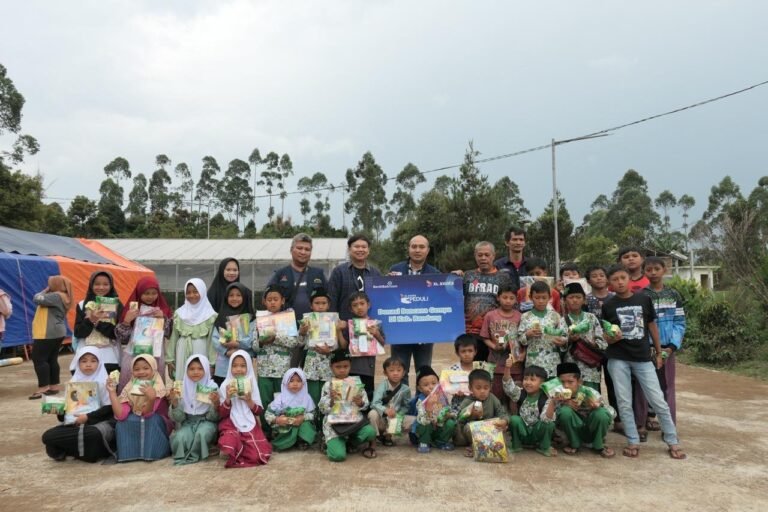 XL Axiata Salurkan Bantuan Korban Gempa Bandung