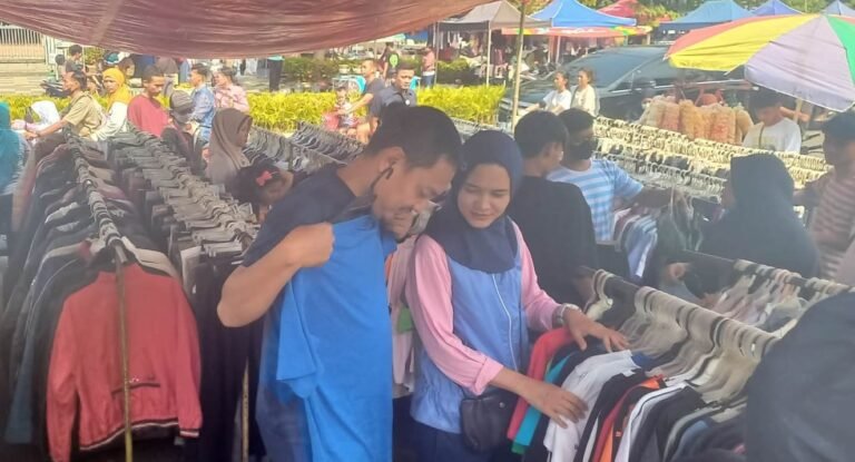 Borong Jajanan Tradisional di Pasar Tiban Kalibanteng, Yoyok Sukawi Siapkan Sentra-sentra di Tempat Lain