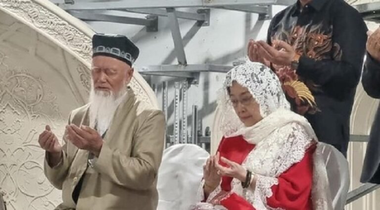Megawati Berdoa Khusyuk di Makam Imam Al Bukhari di Samarkand