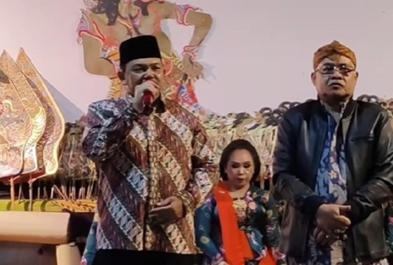 Hadiri Merti Dusun Bungkal, Ngesti Nugraha Apresiasi Wayang Kulit