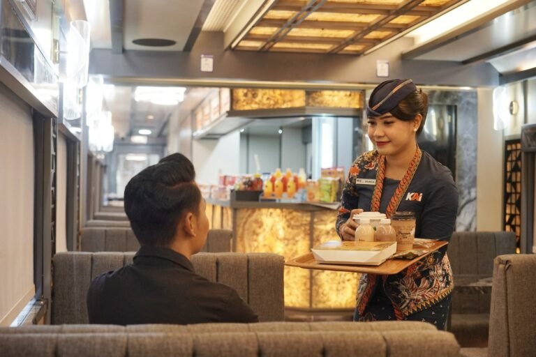Kereta Makan Eksklusif pada KA Argo Muria