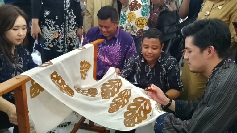 Gandeng Morgan Oey, Benang Ratu Edukasi Membatik ODGJ dan Tuna Netra