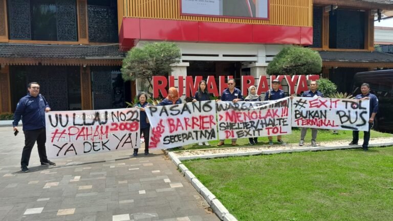 Warga  Terminal Tingkir Wadul  Dewan, Bus Tidak Mau Masuk Terminal