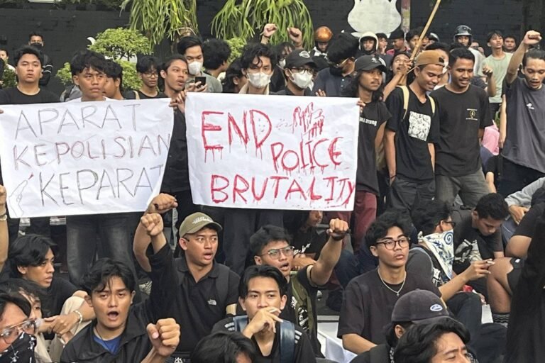 Massa Mahasiswa-Pelajar Semarang Aksi Protes Polisi Tembak Mati Siswa SMK