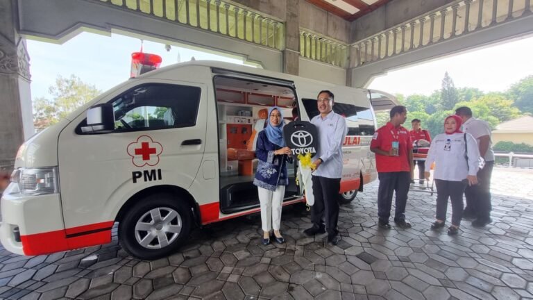 Bank Indonesia Jateng Serahkan Bantuan Ambulans ke PMI