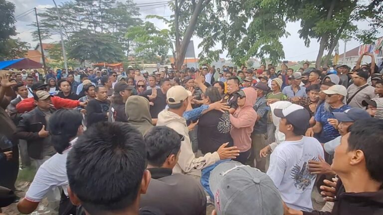 Demo Tuntut Copot Komisioner KPU Brebes Berakhir Bentrok