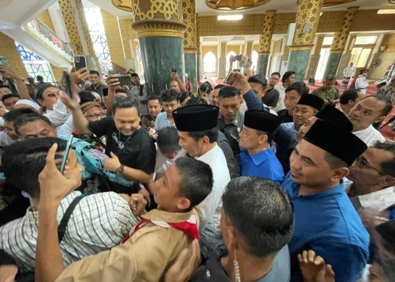 Sholat Jumat di Masjid Al Aqsha Klaten, Gus Yasin Diserbu Masyarakat