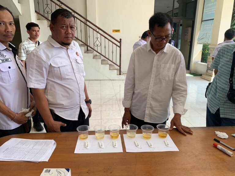 Pastikan Anggota Bebas Narkoba, Sat Resnarkoba Polresta Surakarta Gelar Tes Urine Dadakan