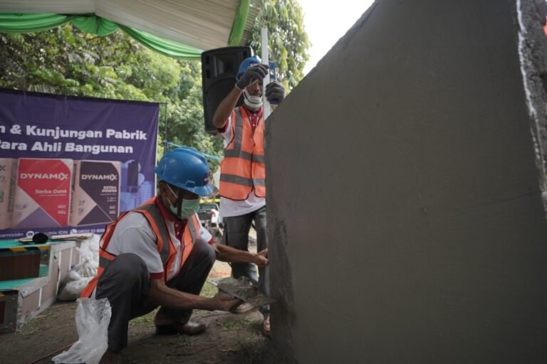 SBI Beri Pelatihan dan Ajak Tukang Bangunan Kunjungi Pabrik Cilacap