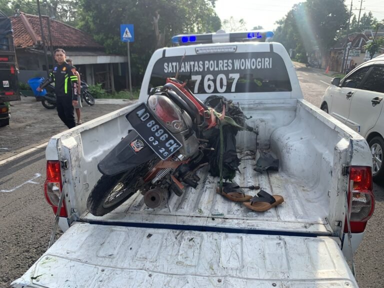 Pengendara Sepeda Motor Tewas Usai Tabrak Truk Parkir di Wonogiri