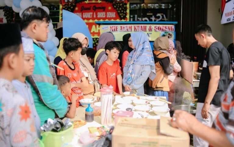 Relawan Luthfi-Yasin Demak Syukuran Kemenangan Berbagi 1000 Porsi Mie Ayam Gratis 