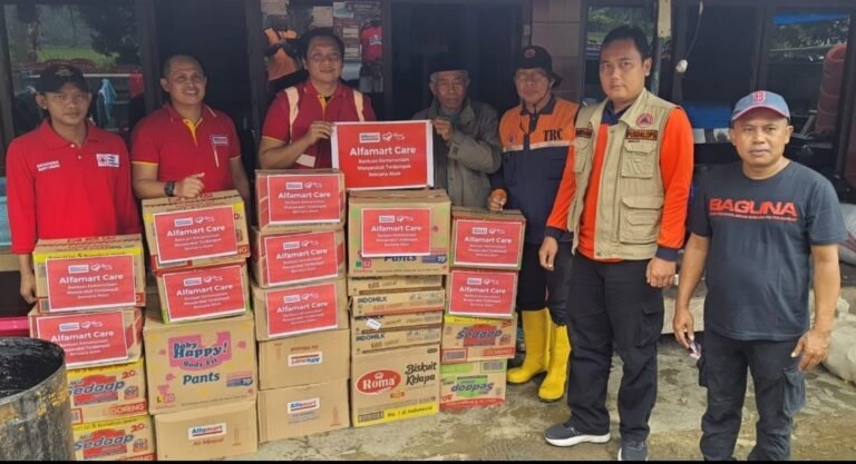 Alfamart Beri Bantuan Masyarakat Terdampak Banjir Kabupaten Semarang