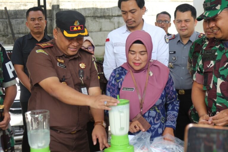 Kejari Salatiga Musnahkan Barang Bukti Kejahatan, Diblender dan Dibakar