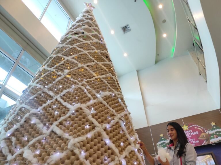 Favehotel Solo Hadirkan Pohon Natal Unik dari Tray Telur Bekas: Ramah Lingkungan dan Bermakna